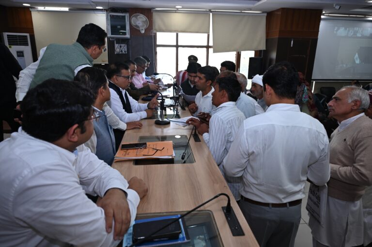 समाधान शिविर सोनीपत के दौरान शिकायतों की सुनवाई करते उपायुक्त