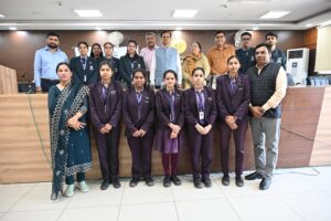 प्रशासन से परिचय अभियान सोनीपत के दौरान सरकारी कार्यालय का भ्रमण करते छात्र