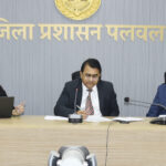 पलवल समाधान शिविर समीक्षा के दौरान अधिकारियों की बैठक