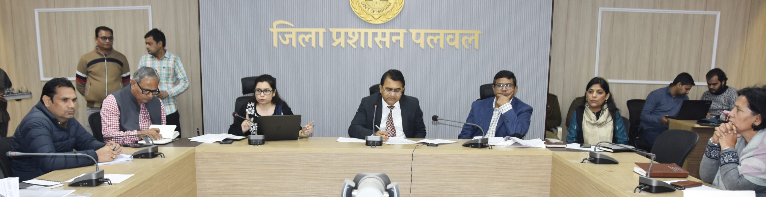 पलवल समाधान शिविर समीक्षा के दौरान अधिकारियों की बैठक