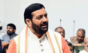 मुख्यमंत्री सदन में IDFC First Bank धन वापसी पर जानकारी देते हुए