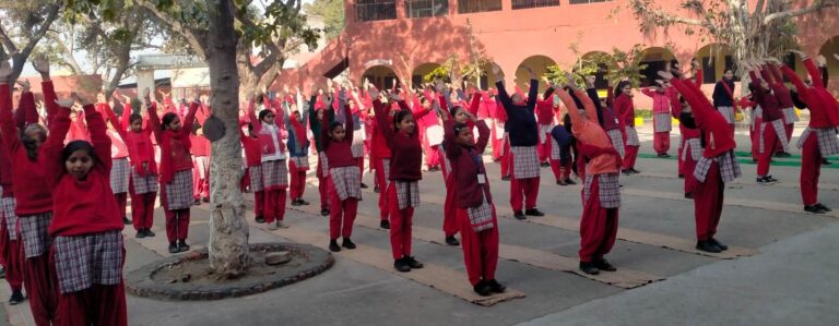 सूर्य नमस्कार अभियान पलवल के तहत स्कूल में योग अभ्यास करते विद्यार्थी