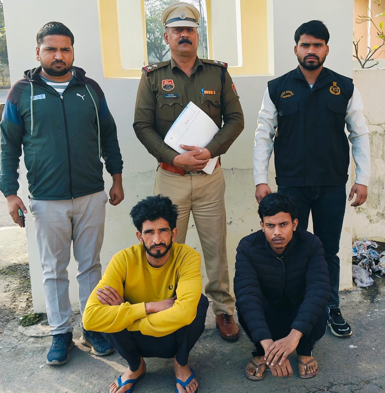 क्राइम ब्रांच की टीमों ने अवैध हथियार रखने के मामलों में तीन आरोपियों को गिरफ्तार किया