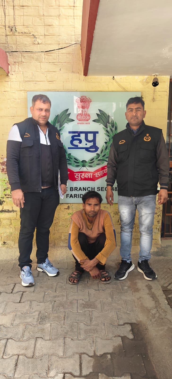 फरीदाबाद पुलिस द्वारा आरोपी से बरामद देशी कट्टा