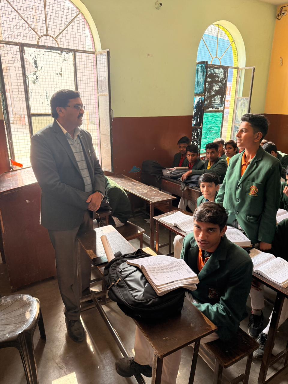 सोनीपत में व्यवसायिक मार्गदर्शन सप्ताह के दौरान विद्यार्थियों को संबोधित करते जिला रोजगार अधिकारी