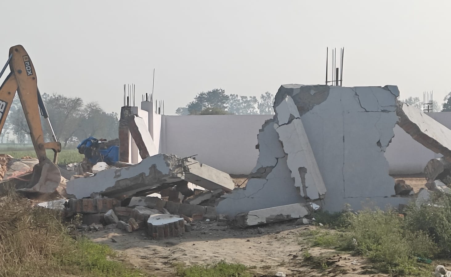 सोनीपत के गांव नाहरी में एसएमडीए द्वारा अवैध कॉलोनियों का ध्वस्तीकरण