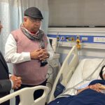 सूरजकुंड मेला हादसा में घायल लोगों से अस्पताल में मुलाकात करते डीजीपी अजय सिंघल