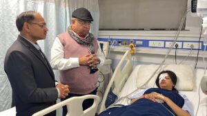 सूरजकुंड मेला हादसा में घायल लोगों से अस्पताल में मुलाकात करते डीजीपी अजय सिंघल