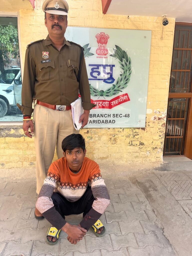 फरीदाबाद पुलिस अवैध हथियार कार्रवाई के दौरान देसी कट्टा बरामद करते पुलिसकर्मी