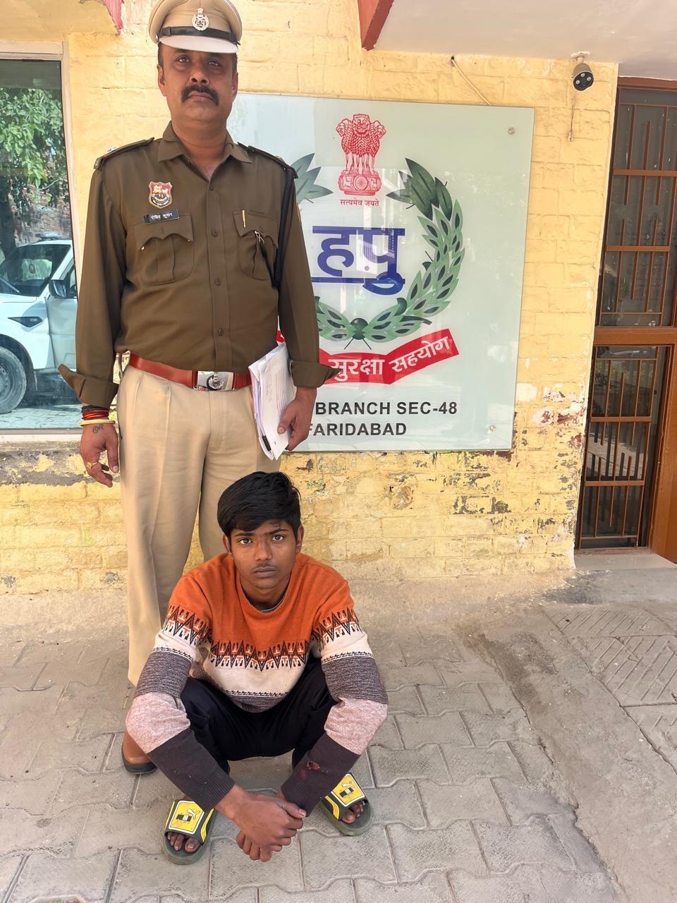 फरीदाबाद पुलिस अवैध हथियार कार्रवाई के दौरान देसी कट्टा बरामद करते पुलिसकर्मी
