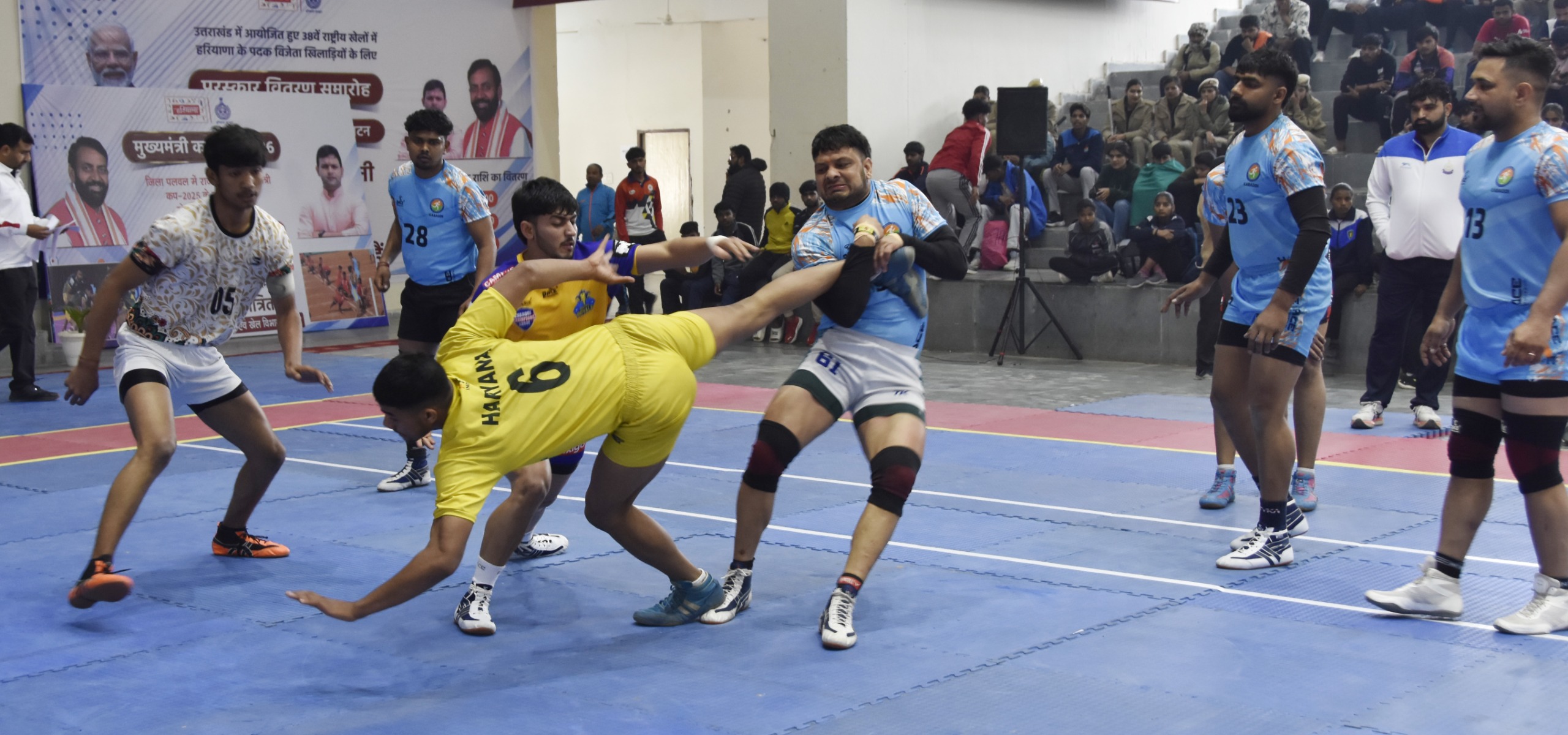 मुख्यमंत्री कप खेल प्रतियोगिताएं पलवल में कबड्डी मुकाबला खेलते खिलाड़ी