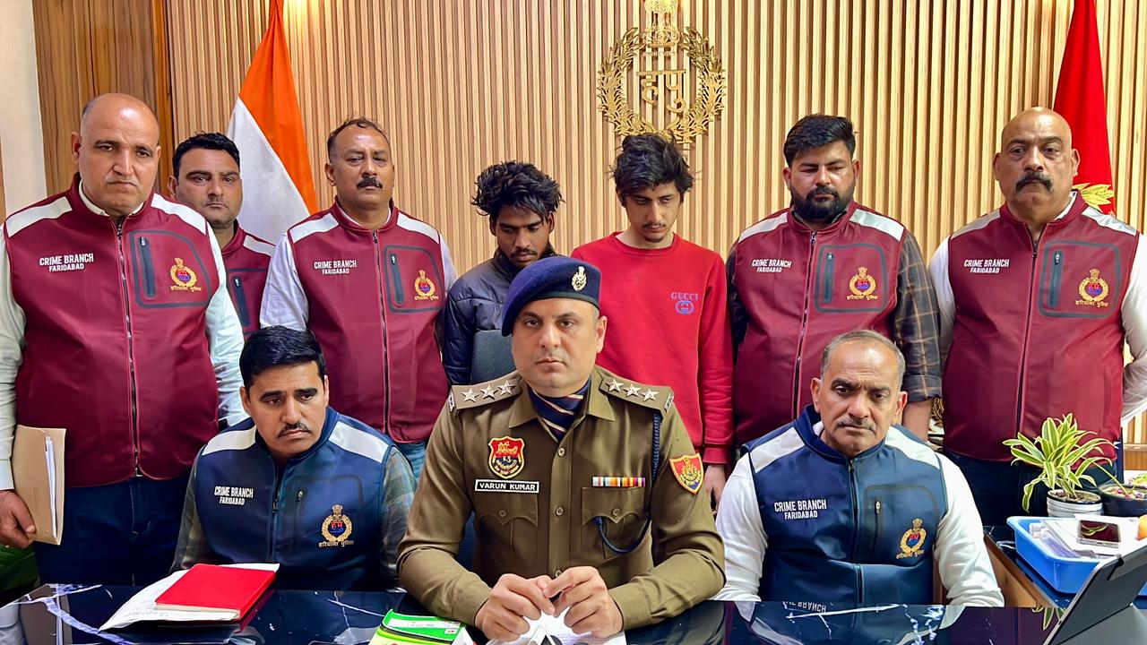 फरीदाबाद एक्सटॉर्शन मामला में मुठभेड़ के बाद जांच करती पुलिस टीम