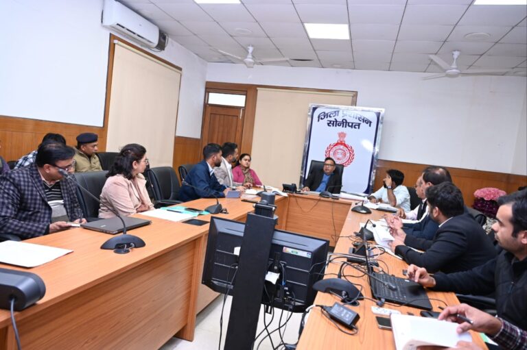 सोनीपत सीएसआर फंड बैठक के दौरान उपायुक्त और मारुति सुजुकी अधिकारी