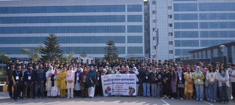 कश्मीरी युवा आदान-प्रदान कार्यक्रम में शामिल युवा विश्वविद्यालय परिसर का अवलोकन करते हुए
