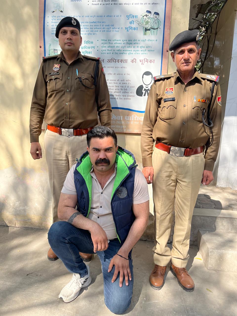 फरीदाबाद फर्जी पुलिसकर्मी गिरफ्तार होने के बाद पुलिस हिरासत में आरोपी