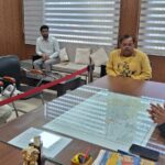 समाधान शिविर गोहाना में एसडीएम द्वारा अधिकारियों को निर्देश देते हुए