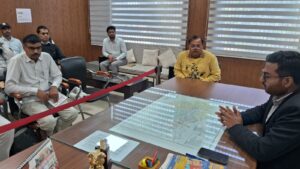 समाधान शिविर गोहाना में एसडीएम द्वारा अधिकारियों को निर्देश देते हुए