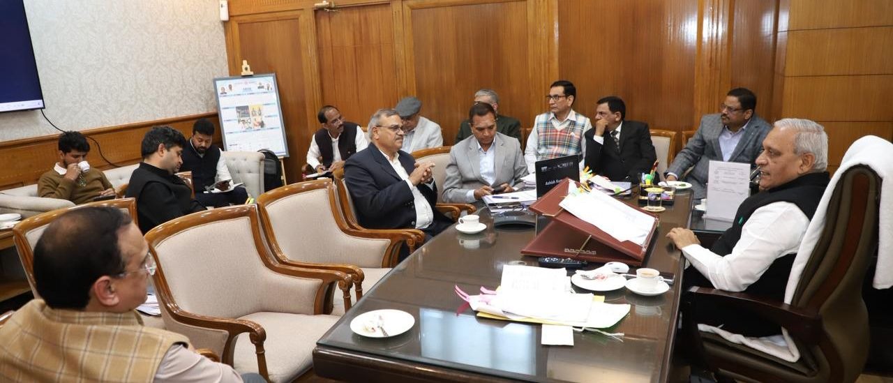 मंत्री द्वारा गर्मी में पेयजल आपूर्ति तैयारी पर अधिकारियों के साथ बैठक