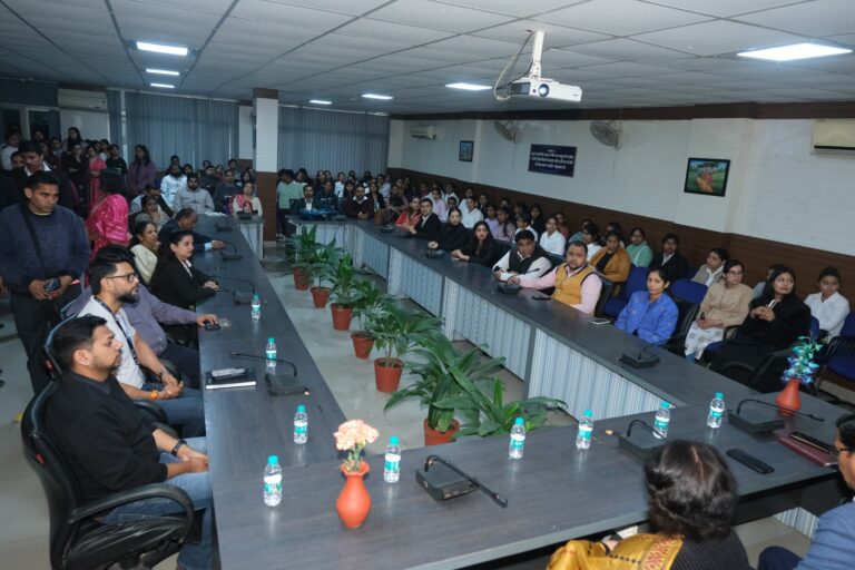 जीवीएम कॉलेज में आयोजित सोनीपत रोजगार मेला के दौरान इंटरव्यू देते युवा अभ्यर्थी