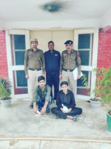 फरीदाबाद घर में चोरी के आरोपियों को गिरफ्तार करती पुलिस टीम