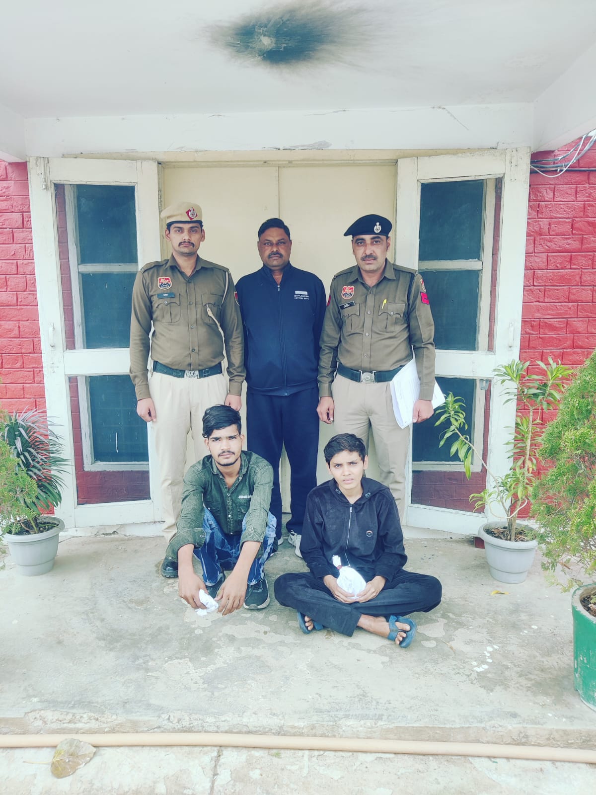 फरीदाबाद घर में चोरी के आरोपियों को गिरफ्तार करती पुलिस टीम