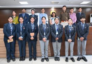 प्रशासन से परिचय कार्यक्रम सोनीपत के दौरान सरकारी कार्यालय में पहुंचे विद्यार्थी