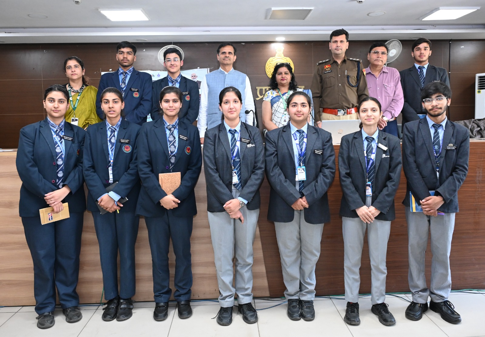 प्रशासन से परिचय कार्यक्रम सोनीपत के दौरान सरकारी कार्यालय में पहुंचे विद्यार्थी