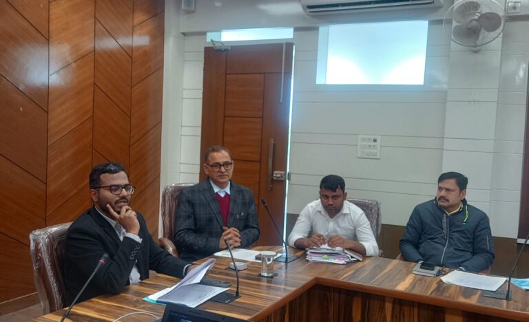 गन्नौर में एफएलएन कक्षाओं की समीक्षा करते उपमंडल अधिकारी और शिक्षा अधिकारी