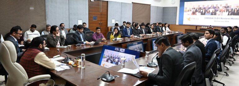 संत कबीर कुटीर में आयोजित मुख्यमंत्री सुशासन सहयोगी समीक्षा बैठक की तस्वीर