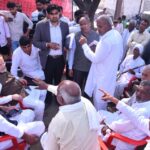 हरियाणा बजट जनहितैषी विषय पर ग्रामीणों से संवाद करते डॉ अरविंद शर्मा
