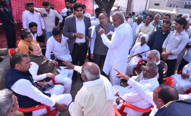हरियाणा बजट जनहितैषी विषय पर ग्रामीणों से संवाद करते डॉ अरविंद शर्मा