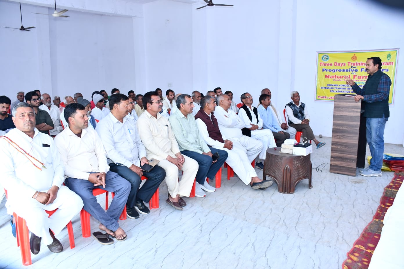 जैनपुर प्राकृतिक खेती प्रशिक्षण कार्यक्रम में शामिल किसान और विशेषज्ञ