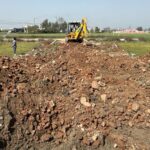 खरखौदा में अवैध कॉलोनियां ध्वस्त करते हुए प्रशासन की टीम