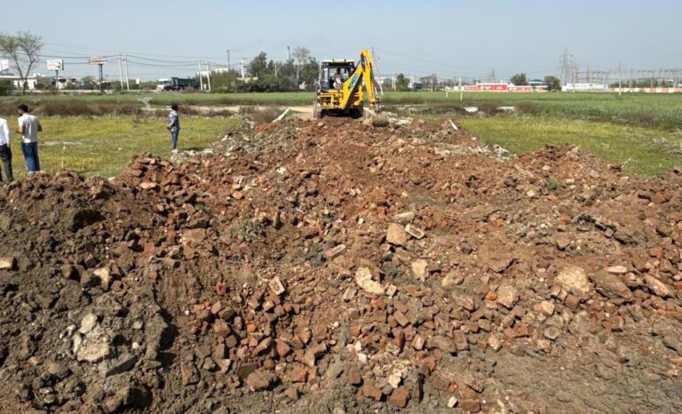 खरखौदा में अवैध कॉलोनियां ध्वस्त करते हुए प्रशासन की टीम