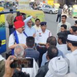 होली ट्रैफिक जागरूकता अभियान फरीदाबाद के दौरान सोहना टी-पॉइंट पर वाहन चालकों को जागरूक करते पुलिस कर्मी