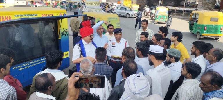 होली ट्रैफिक जागरूकता अभियान फरीदाबाद के दौरान सोहना टी-पॉइंट पर वाहन चालकों को जागरूक करते पुलिस कर्मी