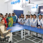 सोनीपत में हाई-टेक एसटीईएम लैब उद्घाटन के दौरान छात्राओं के साथ अतिथि