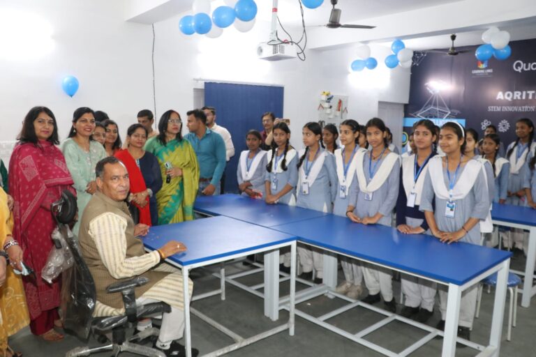 सोनीपत में हाई-टेक एसटीईएम लैब उद्घाटन के दौरान छात्राओं के साथ अतिथि