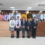 प्रशासन से परिचय अभियान में सरकारी कार्यालय का भ्रमण करते छात्र