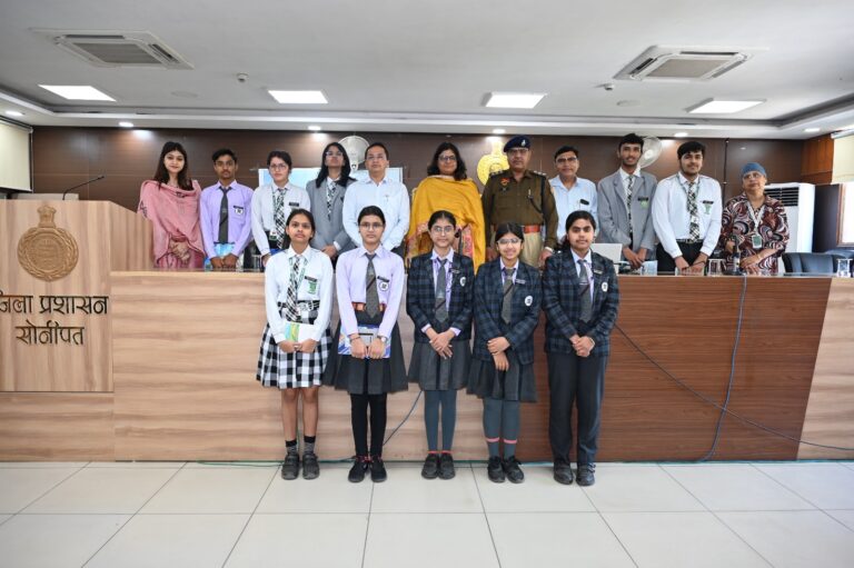 प्रशासन से परिचय अभियान में सरकारी कार्यालय का भ्रमण करते छात्र