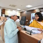 समाधान शिविर सोनीपत के दौरान शिकायतें सुनते सीटीएम डॉ. अनमोल