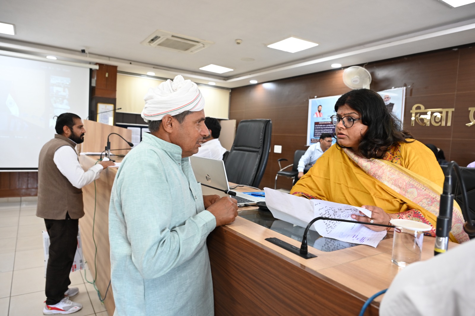 समाधान शिविर सोनीपत के दौरान शिकायतें सुनते सीटीएम डॉ. अनमोल