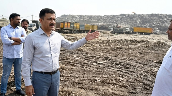 दिल्ली लैंडफिल प्रदूषण के कारण गाजीपुर लैंडफिल पर जमा कचरे का विशाल ढेर