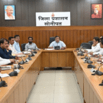 सोनीपत में मुख्यमंत्री घोषणाओं के विकास कार्यों पर अधिकारियों के साथ समीक्षा करते उपायुक्त सुशील सारवान