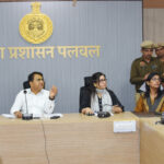 पलवल समाधान शिविर में उपायुक्त डॉ. हरीश कुमार वशिष्ठ नागरिकों की शिकायत सुनते हुए