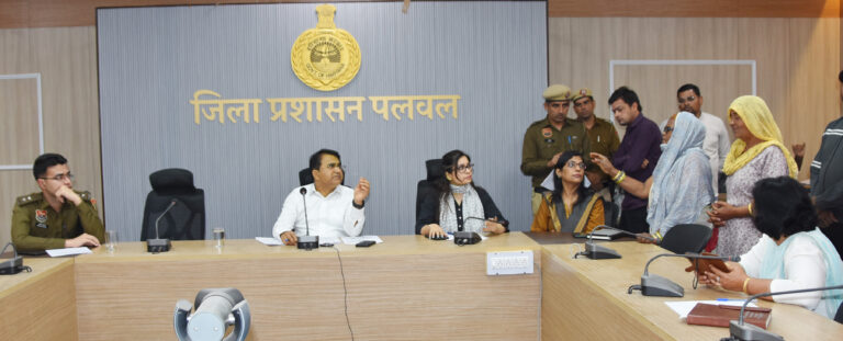 पलवल समाधान शिविर में उपायुक्त डॉ. हरीश कुमार वशिष्ठ नागरिकों की शिकायत सुनते हुए