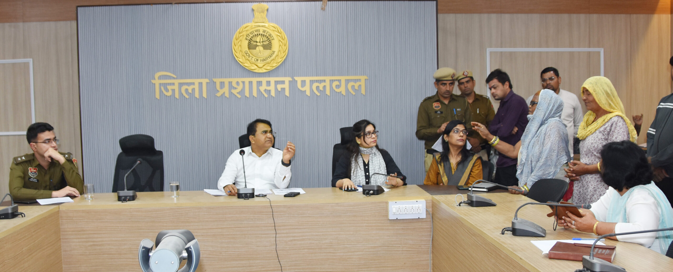 पलवल समाधान शिविर में उपायुक्त डॉ. हरीश कुमार वशिष्ठ नागरिकों की शिकायत सुनते हुए