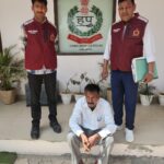 फरीदाबाद में 480 ग्राम गांजा बरामद मामले में आरोपी को पकड़ती पुलिस टीम