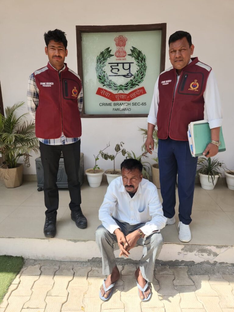 फरीदाबाद में 480 ग्राम गांजा बरामद मामले में आरोपी को पकड़ती पुलिस टीम