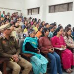 फरीदाबाद सामुदायिक पुलिसिंग जागरूकता कार्यक्रम के दौरान छात्राओं को संबोधित करते अधिकारी